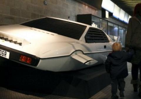 Carro-submarino de James Bond leiloado por 650 mil euros
